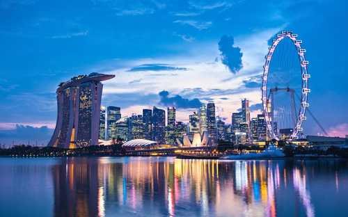 Singapore Hop-On Hop-Off Bus Open-top sightseeingbus bij Marina Bay in Singapore