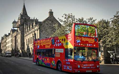 Edinburgh Hop-On Hop-Off Tour Sightseeingbus bij Edinburgh Castle