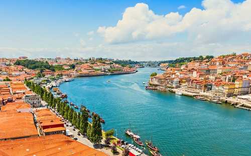 Porto Hop-On Hop-Off Bus Open-top sightseeingbus in de wijk Ribeira in Porto