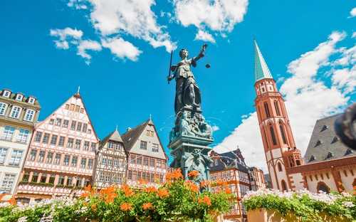 Frankfurt Sightseeingbus Open-top bustour op de Römerberg in Frankfurt