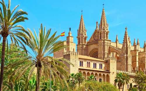 Palma Sightseeing Bustour Open-top sightseeingbus bij de Kathedraal van Palma
