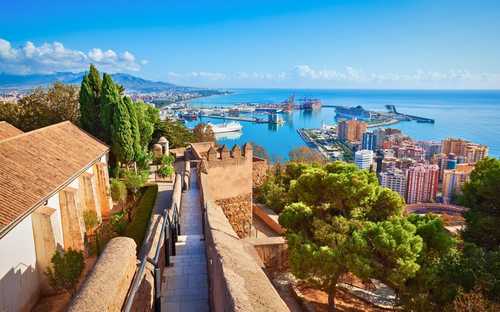Málaga Hop-On Hop-Off Bus Open-top sightseeingbus bij het Alcazaba-fort in Málaga