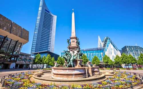Leipzig Hop-On Hop-Off Bus Open-top sightseeingbus bij het Völkerschlachtdenkmal in Leipzig